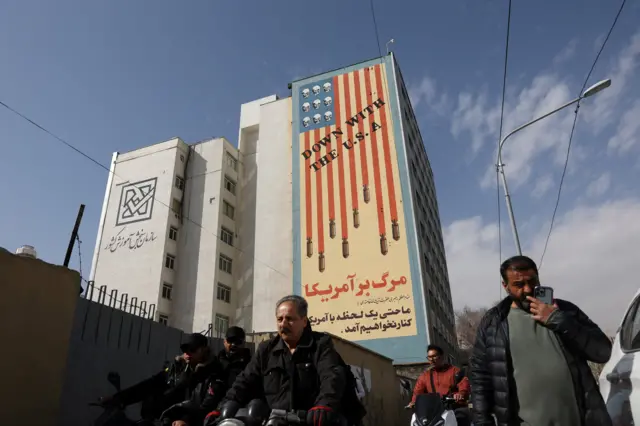 Los habitantes de Teherán siguen en las calles tras los ataques de Israel y Estados Unidos