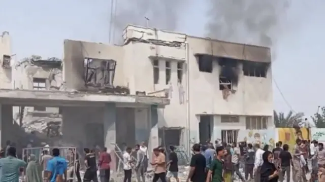 ईरान के विदेश मंत्री अब्बास अराग़ची के मुताबिक़ यह बिल्डिंग ईरान के दक्षिण में लड़कियों का एक प्राइमरी स्कूल है