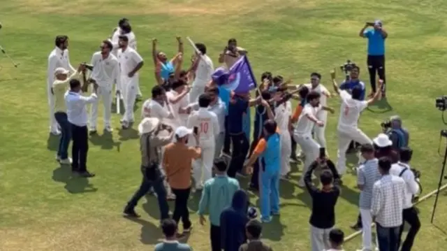 जम्मू-कश्मीर के मुख्यमंत्री उमर अब्दुल्लाह टीम का हौसला बढ़ाने के लिए हुबली पहुंचे थे