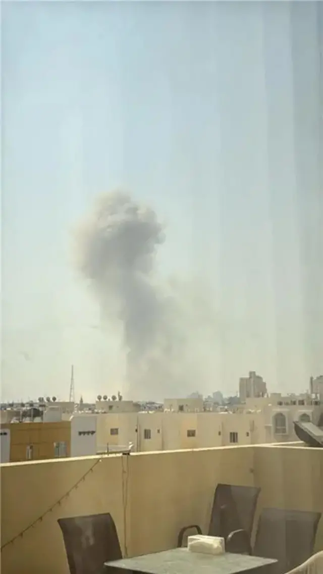 බහරේන අහසේ දුමාරය ඉහළට නැගෙන අයුරු