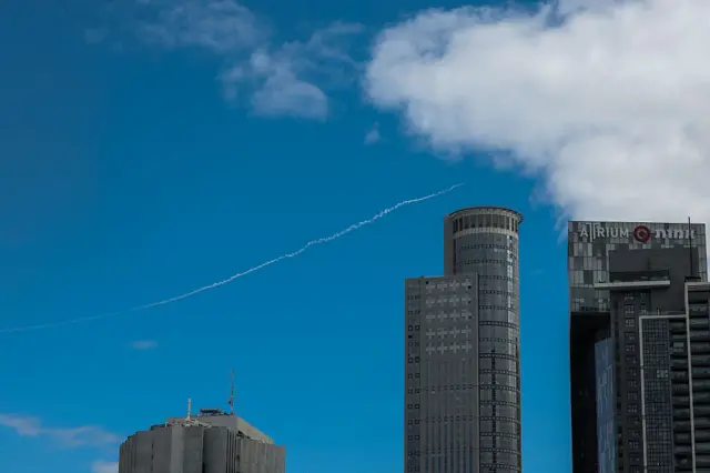 Rastro de foguete do sistema de defesa antimíssil Domo de Ferro de Israel é visto sobre Tel Aviv