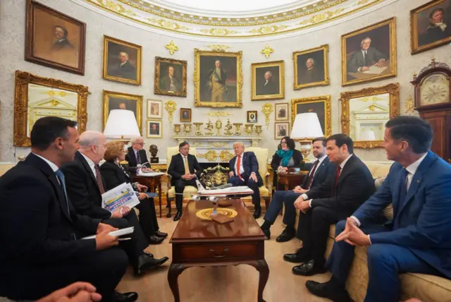Los presidentes y sus acompañantes en la reunión en el Despacho Oval