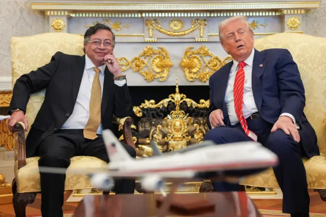 Gustavo Petro y Donald Trump sentados lado a lado en el Despacho Oval
