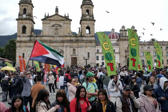 Personas en la Plaza Bolívar de Bogotá apoyando a Petro
