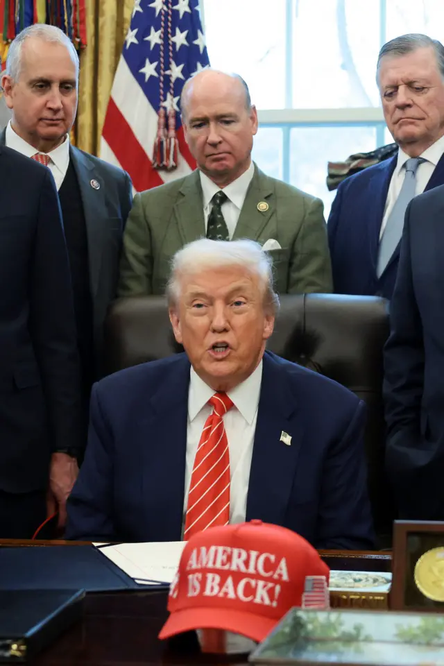 Donald Trump habla con la prensa en el Despacho Oval