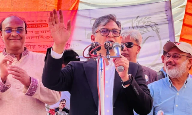 নির্বাচনী পথসভায় কথা বলছেন বিএনপি নেতা সালাহউদ্দিন আহমদ