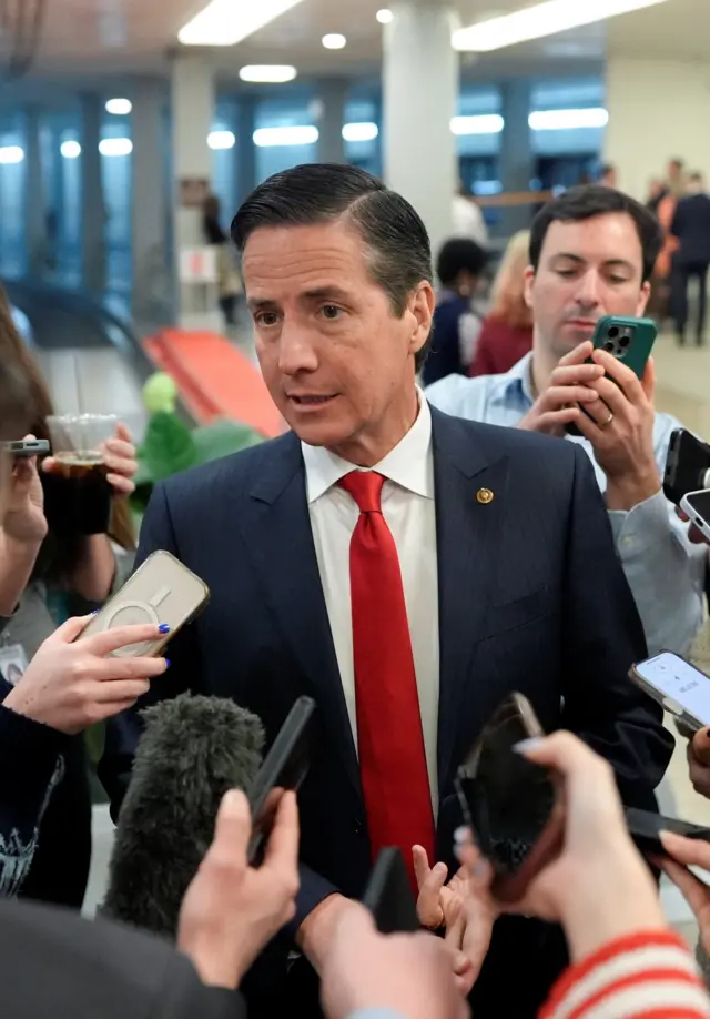 El senador Bernie Moreno habla con la prensa