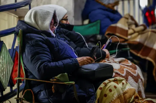 Некоторые жители Киева спустились в метро во время обстрела
