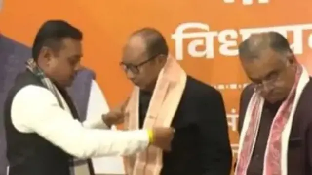 দিল্লিতে বিজেপির সদর দফতরে মনিপুরের বিধায়ক দলনেতা হিসাবে নির্বাচিত হওয়ার পরে ইউনাম খেঁমচাদ সিং-কে (মাঝে) বরণ করে নেওয়া হচ্ছে।