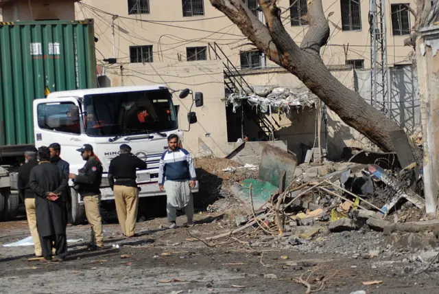 بلوچستان کے دارالحکومت کوئٹہ کے ریڈ زون میں بم دھماکے کے بعد تباہی کا منظر۔