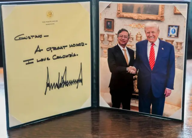 Una imagen de una dedicatoria y una foto del encuentro entre Gustavo Petro y Donald Trump.