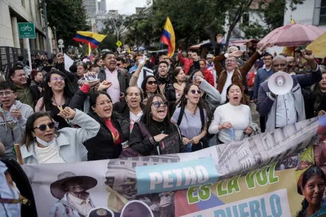 Personas muestran su apoyo a Petro en Bogotá