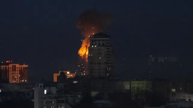Момент попадания дрона в здание в Киеве