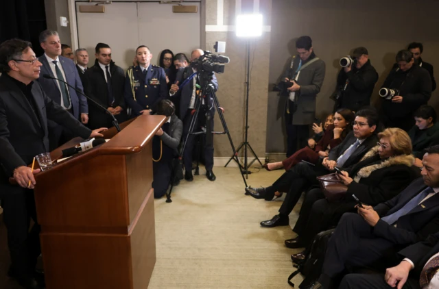 Gustavo Petro habla ante la prensa