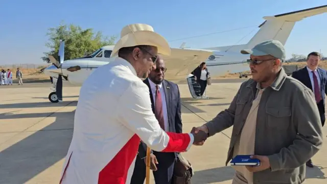 ጌታቸው፡ ኣብ ዝሓለፈ ወርሒ'ውን ንኣምባሳደር ኣመሪካ ብምስናይ ናብ ሑመራ ብምብጻሕ ምስቶም ነቲ ከባቢ ዘመሓድሩ ዘለዉ ሰብመዚ ክልል ትግራይ ተራኺቡ  ምንባሩ ይዝከር።