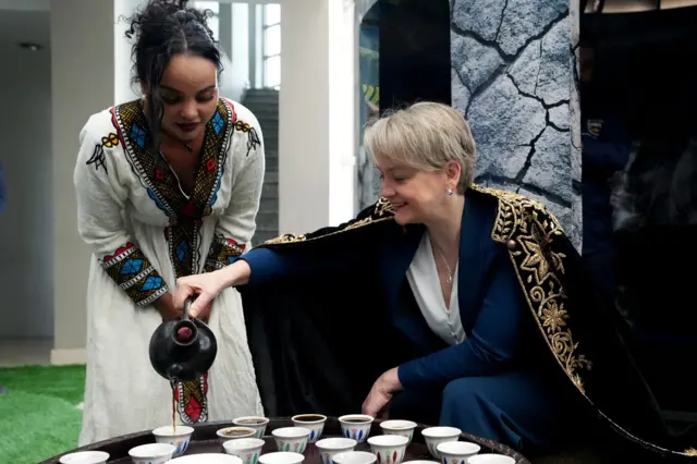 ባህላዊ ካባ ዝለበሰት ዪቨት ኩፐር ቡን ሓበሻ እናቐድሐት