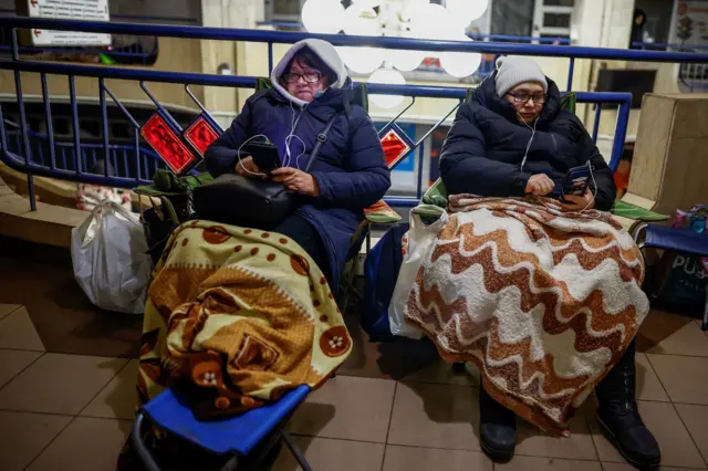 Жители Киева укрываются в метро