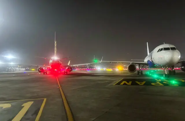 विमान के विंग आपस में टकराते हुए