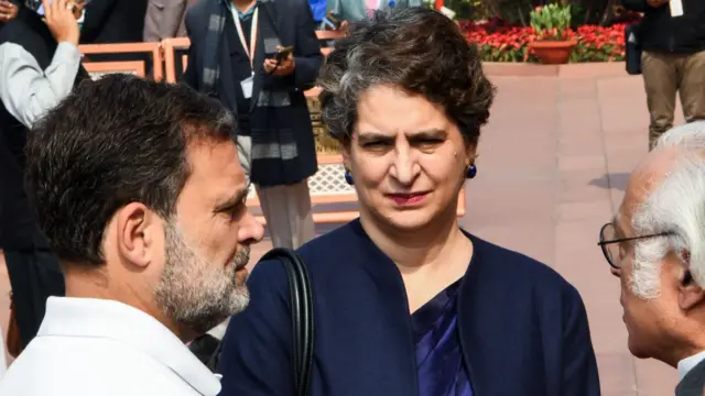 मंगलवार को संसद परिसर में विपक्षी दलों के प्रदर्शन के दौरान राहुल और प्रियंका गांधी