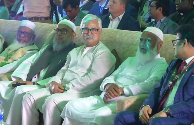 জামায়াতের আমির ডা. শফিকুর রহমানসহ দলের শীর্ষ নেতারা ইশতেহার ঘোষণা অনুষ্ঠানে উপস্থিত