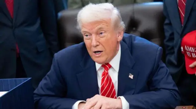 Pirezidantiin Ameerikaa Doonaald Tiraamp