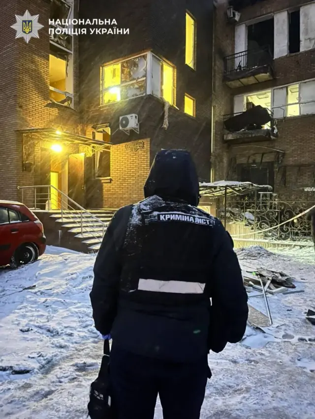 Один из поврежденных домов в Киеве