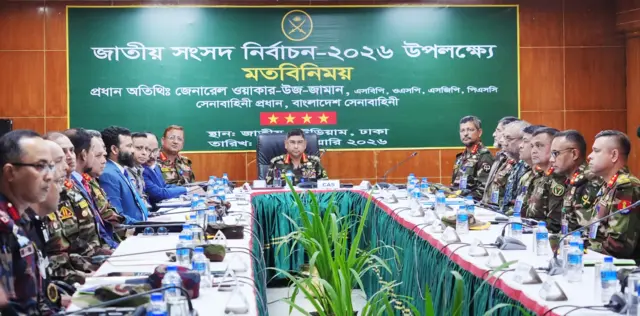 ঢাকার গুলিস্তানে জাতীয় স্টেডিয়ামে অবস্থিত সেনা ক্যাম্প মত বিনিময়