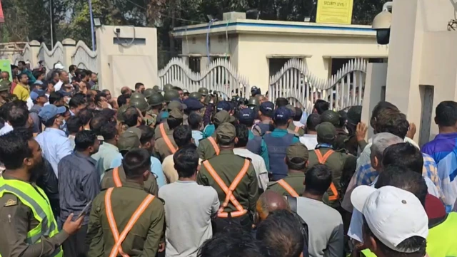নৌপরিবহন উপদেষ্টার আগমনকে ঘিরে আন্দোলনরত শ্রমিক-কর্মচারীদের মধ্যে উত্তেজনা তৈরি হয়
