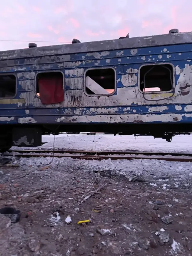 Под удар попал в том числе вагон, где люди могли согреваться во время отключения тепла в домах, сообщил вице-премьер