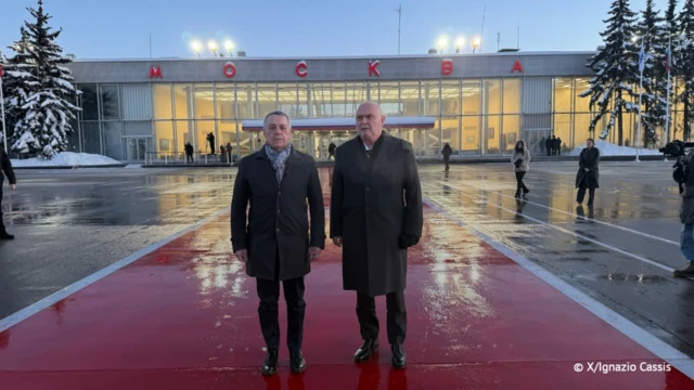Кассис и Синирлиоглу стоят на красной дорожке