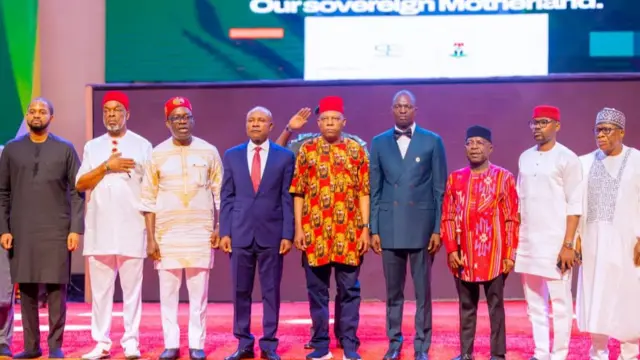 Osote Onyeisiala Naịjirịa bụ Kashim Shettima na ndị gọvanọ Ọwụwa anyanwụ n'oge mmalite ọrụ na mgbape SEDC Vision 2050 n'ala igbo bụ nke e guzobere n’Enugwu.