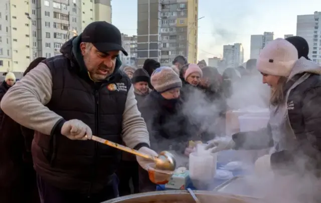 Сотрудники организации World Central Kitchen раздают киевлянам бесплатный суп
