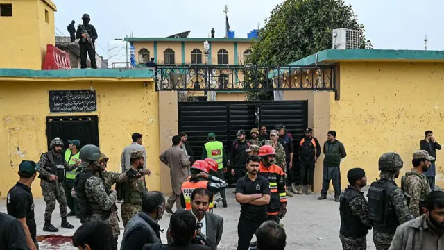 Ndị ọrụ nchekwa nọ n'ihu ogige ụlọ okpukperechi Alakụba ahụ