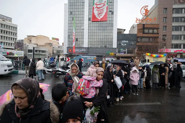 امریکہ کی ایران میں موجود اپنے شہریوں کو’محفوظ راستوں‘ کے ذریعے ملک چھوڑنے کی ہدایات