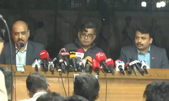 সংবাদ সম্মেলনে কথা বলছেন প্রধান উপদেষ্টার প্রেস উইংয়ের সদস্যরা