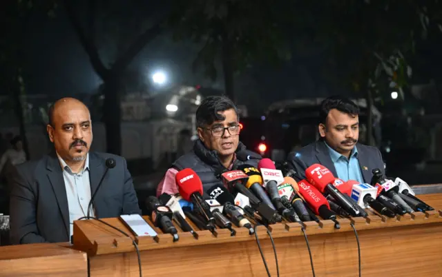 সংবাদ সম্মেলনে প্রধান উপদেষ্টার প্রেস টিম