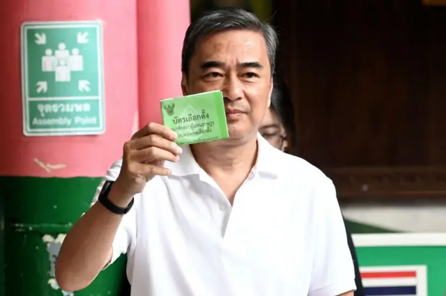 นายอภิสิทธิ์ เวชชาชีวะ หัวหน้าพรรคประชาธิปัตย์ แคนดิเดตนายกฯ ใช้สิทธิ์ลงคะแนนเสียงเลือกตั้งสมาชิกสภาผู้แทนราษฎร (ส.ส.) ที่หน่วยเลือกตั้งภายในโรงเรียนสวัสดีวิทยา ซอยสุขุมวิท 31 แขวงคลองเตยเหนือ เขตวัฒนา กรุงเทพฯ