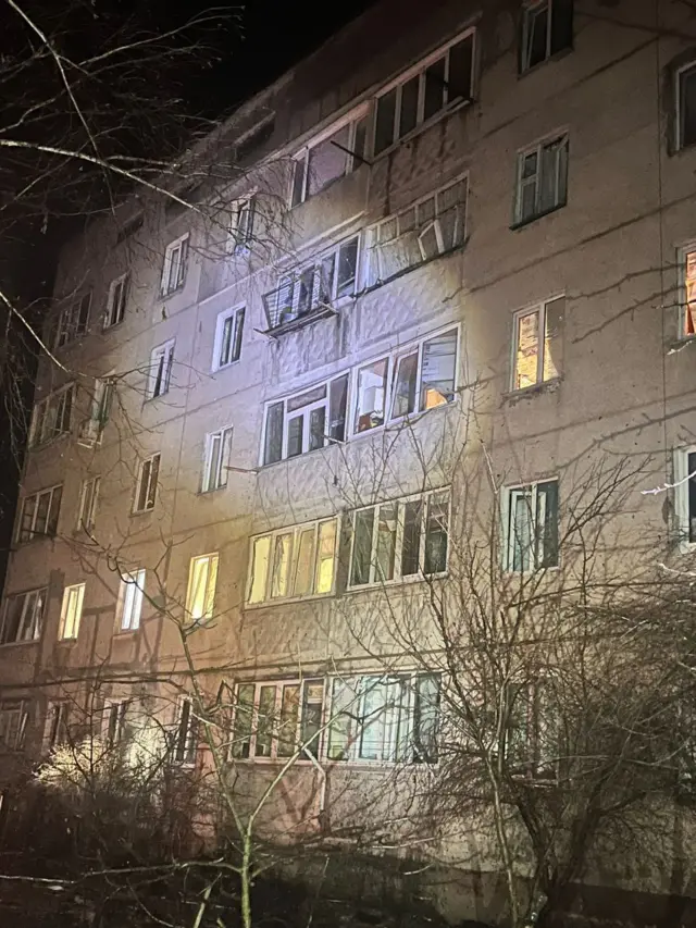 фасад дома, поврежденного беспилотником
