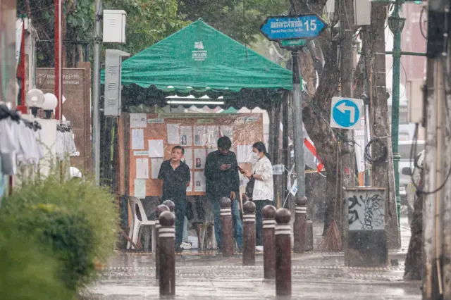 ประชาชนเดินทางฝ่าฝนตกมาใช้สิทธิการเลือกตั้งและลงประชามติ ที่ หน่วยเลือกตั้ง เต็นท์หน้าโรงพยาบาลธีรพร เแขวงสำเหร่ เขตธนบุรี กรุงเทพ