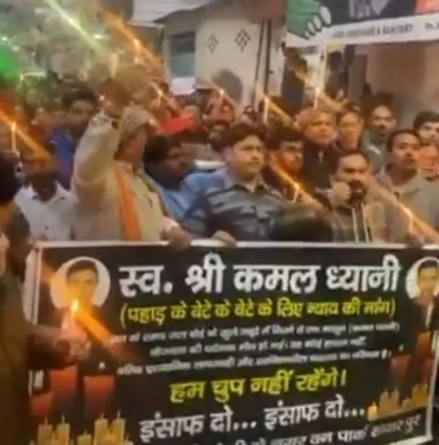 कैंडल मार्च कर रहे लोग