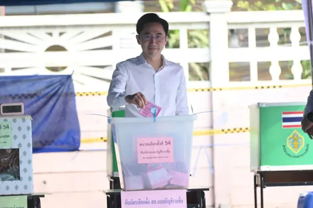 ศ.ดร.ยศชนัน วงศ์สวัสดิ์ แคนดิเดตนายกรัฐมนตรี พรรคเพื่อไทย เดินทางมาลงคะแนนเสียงเลือกตั้งที่หน่วยเลือกที่ 54 เต้นที่จอดรถบริษัท ยูซีไอ มีเดีย จำกัด หน้าหมู่บ้านเบเวอรี่ ฮิลล์ แขวงทุ่งสองห้อง กรุงเทพฯ