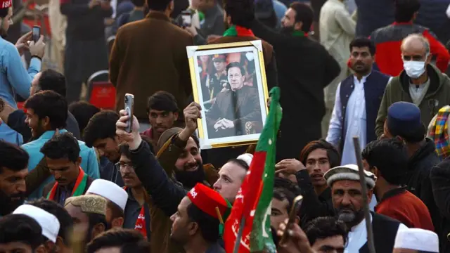 تحریک انصاف احتجاج میں شامل ایک شخص نے عمران خان کی تصویر اٹھا رکھی ہے