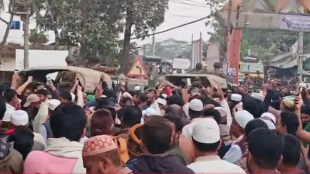 সেনা-পুলিশের সদস্যরা ঘটনাস্থলে এসে পরিস্থিতি নিয়ন্ত্রণে আনে