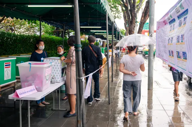 กรมอุตุนิยมวิทยาเตือนว่าฝนจะตกถึง 16.00 น. ควรเผื่อเวลาเดินทางและพกร่มมาด้วย