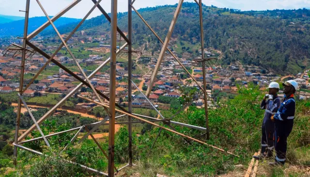 Abakozi ba REG barimo gusana igice cyangiritse mu murenge wa Bumbogo mu karere ka Gasabo mu mujyi wa Kigali