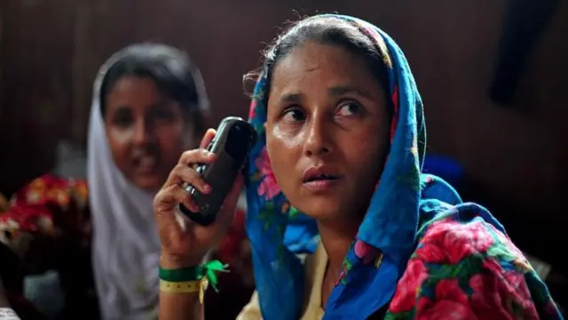 ভোটকেন্দ্রে মোবাইল ফোন নিয়ে প্রবেশে নিষেধাজ্ঞার সমালোচনা