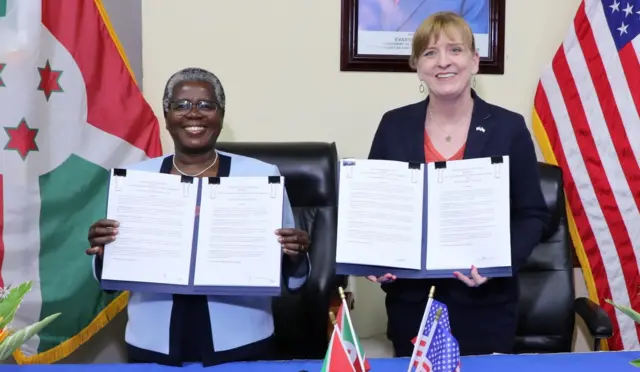 Umushikiranganji Lydwine Baradahana w'u Burundi n'uwuserukira Amerika mu Burundi Lisa J. Peterson