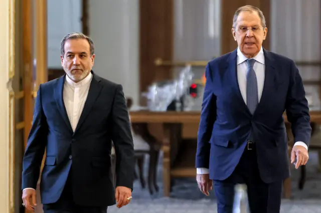 روسی وزیرِ خارجہ سرگئی لاروف اور ایرانی وزیرِ خارجہ عباس عراقچی۔ فائل فوٹو