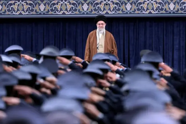 Umutegetsi w’Ikirenga wa Irani Ayatollah Ali Khamenei, yumva indirimbo y’igihugu ubwo abapolisi b’ingabo zirwanira mu kirere baririmbaga indamukanyo ya gisirikare mu nama yabo yabereye i Tehran, muri Irani, ku ya 7 Gashyantare (2) 2025.