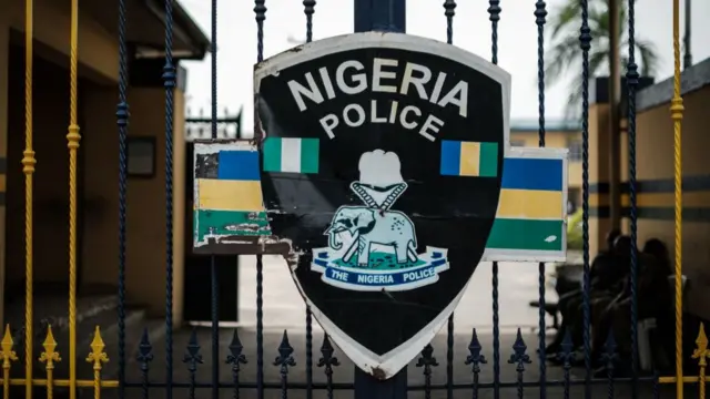 Akara ngosi ndi uweojii nọ n'ihu ọnụ ụzọ ụlọọrụ ndị uweojii